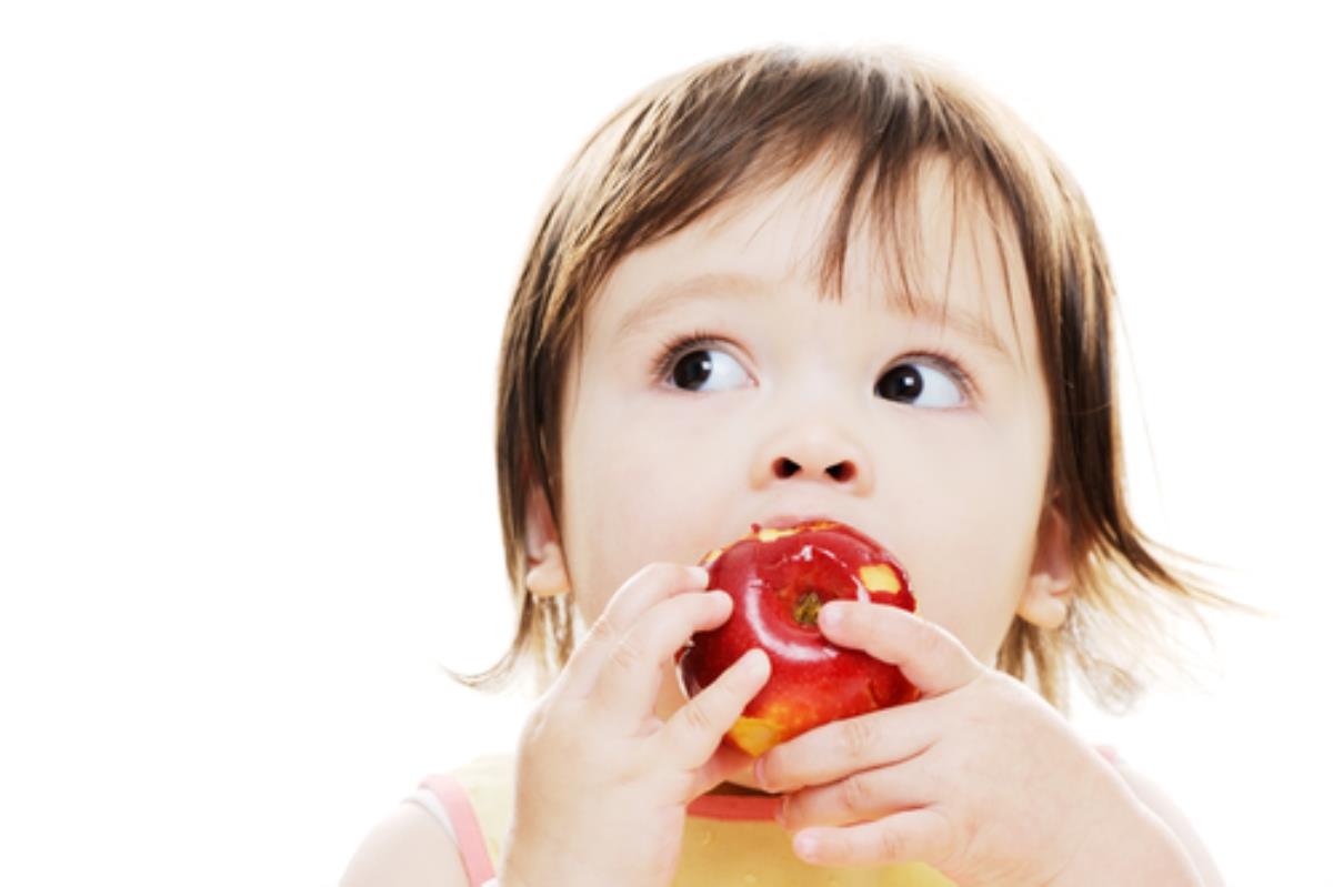 Ребенку можно свежее яблоко. Kids eating Apples.